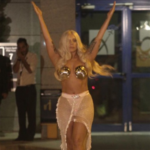 La particular llegada de Lady Gaga al Aeropuerto de Atenas