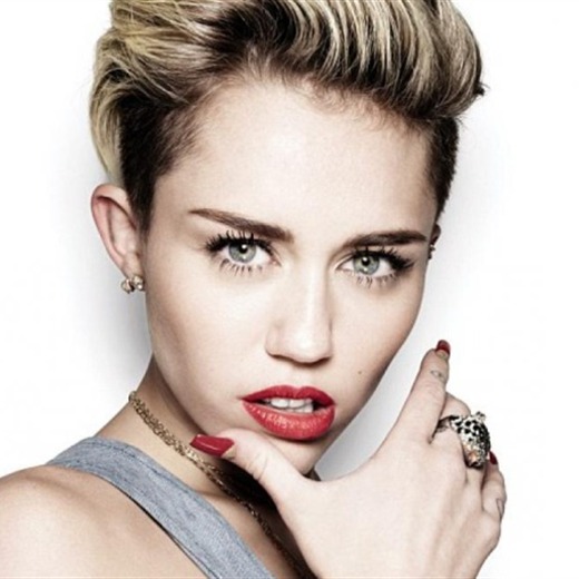 Miley se toca...por una buena causa