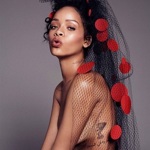Rihanna muestra todo