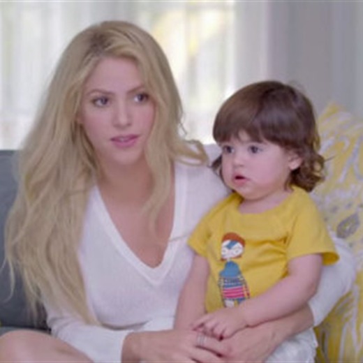 Shakira le enseña a su hijo a tocar la batería