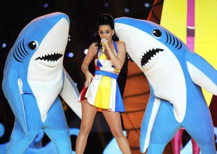 Katy Perry vende los famosos trajes de tiburón
