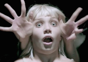 ¿Por qué se cubre la cara Sia?