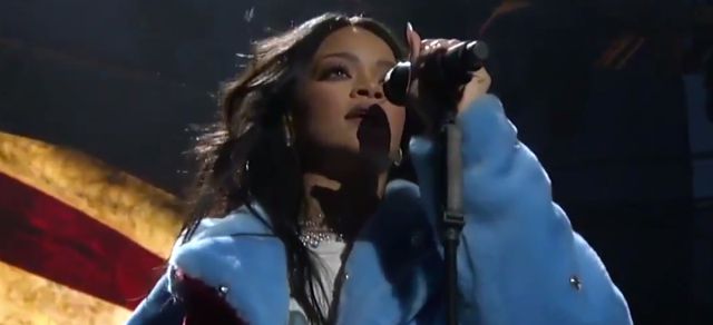 Rihanna estrena su nueva canción con algunos problemas