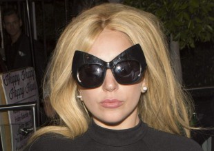 ¡Lady Gaga atropella a un paparazzi!
