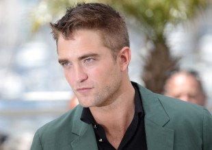 Una amiga de Robert Pattinson hace topless para ayudarlo a escapar de los paparazzis