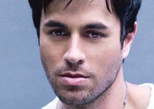 Enrique Iglesias muestra cómo quedaron sus dedos después del accidente con el drone