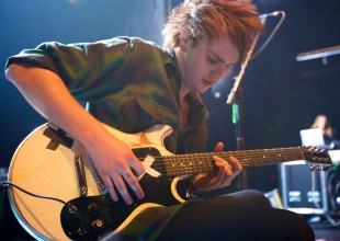 Uno de los chicos de 5 Seconds Of Summer se quema en pleno show