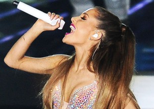 Ariana besó a su novio en medio del show