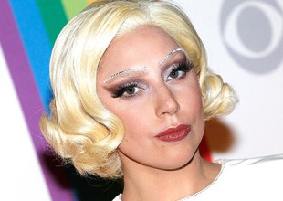 Lady Gaga de fiesta con el equipo de "American horror story"