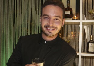 J Balvin se comparó con Christian Grey, ¿no será mucho?