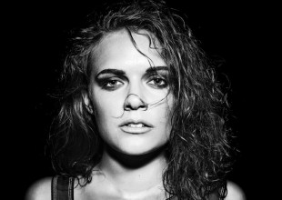 Tove Lo se sacó la remera en pleno recital