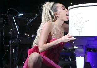 ¿Cuánto sale un piano que lamió Miley Cyrus?