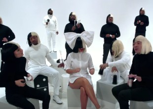 Sia la rompe junto a Natalie Portman en la tele