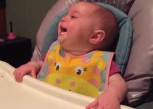Mirá al bebe que no puede parar de reirse