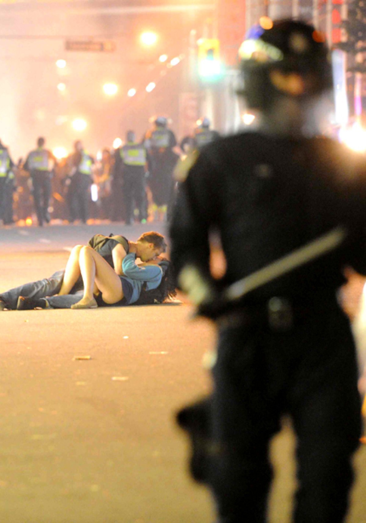 La pareja en medio de disturbios tras un partido de hockey en Vancouver, Canadá.