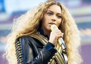 Unas fans sorprenden a Beyoncé arriba del escenario