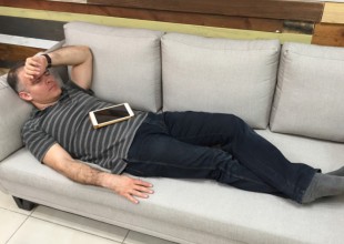 Se quedó dormido y sus empleados lo convirtieron en un meme