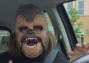 Esta mamá con la máscara de Chewbacca se hizo viral!