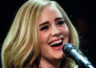 Adele se olvidó la letra en vivo, pero lo resolvió con humor!