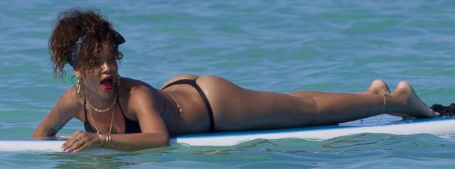 Rihanna disfruta la pileta en bikini!