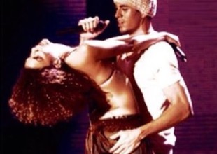 ¿Enrique Iglesias a los besos con su corista?