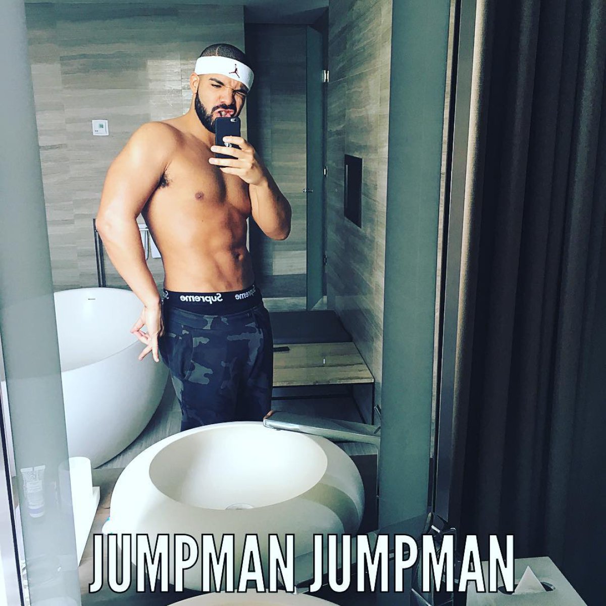 Drake tira facha en el espejo