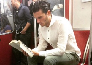 'Hot Dudes Reading' la nueva tendencia en redes