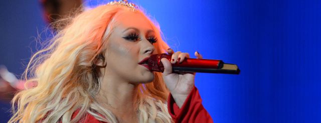 Christina Aguilera presentó su canción homenaje