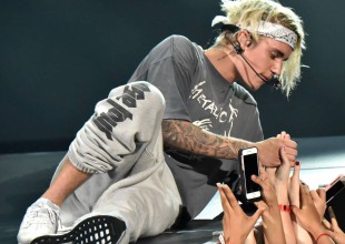 La caída graciosa de Justin Bieber arriba del escenario