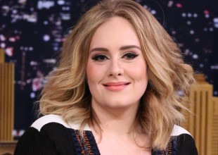 ¡Adele besó a un fan en pleno show!