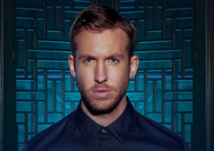 Calvin Harris felicita a su mánager en ropa interior