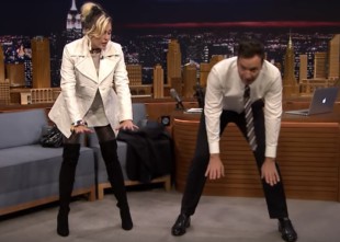 ¡Miley Cyrus da clases de Yoga en vivo!