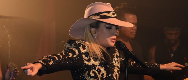 Lady Gaga cantó de sopresa en un bar de Nashville!