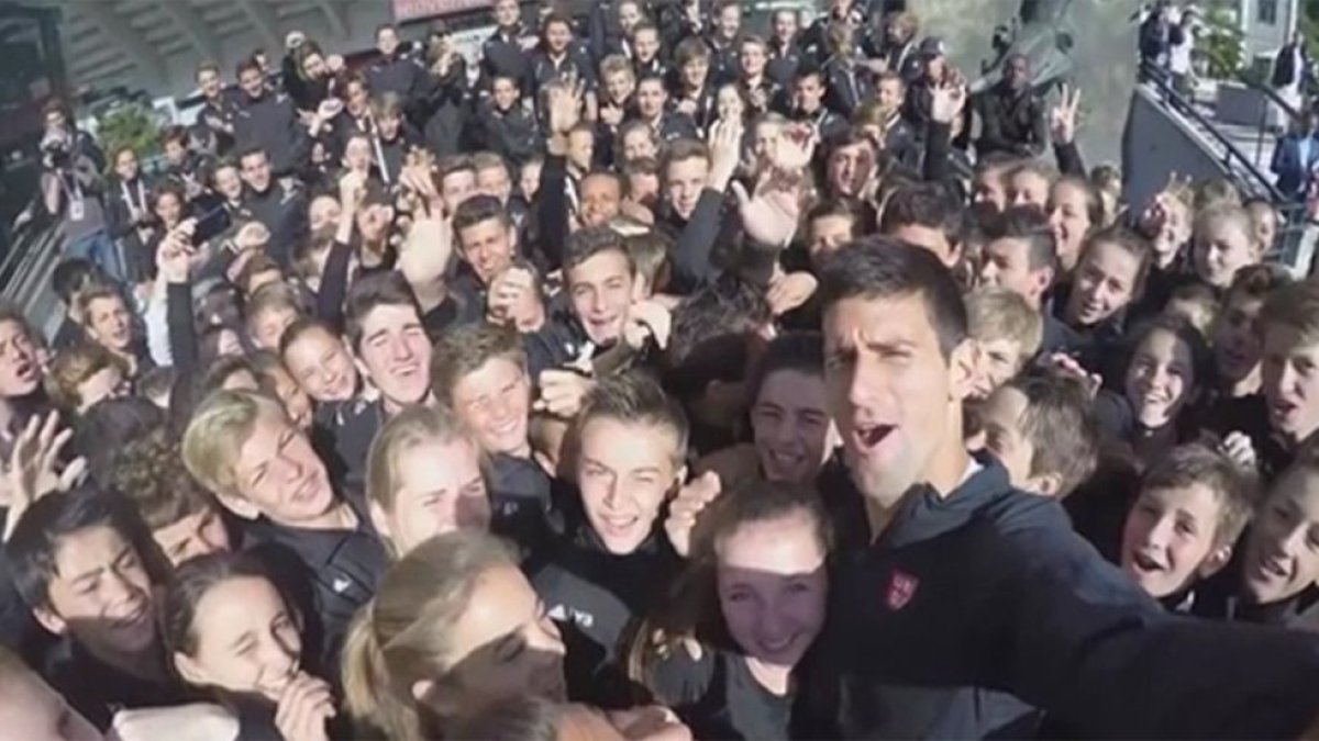 Novak Djokovic en un mar de fans
