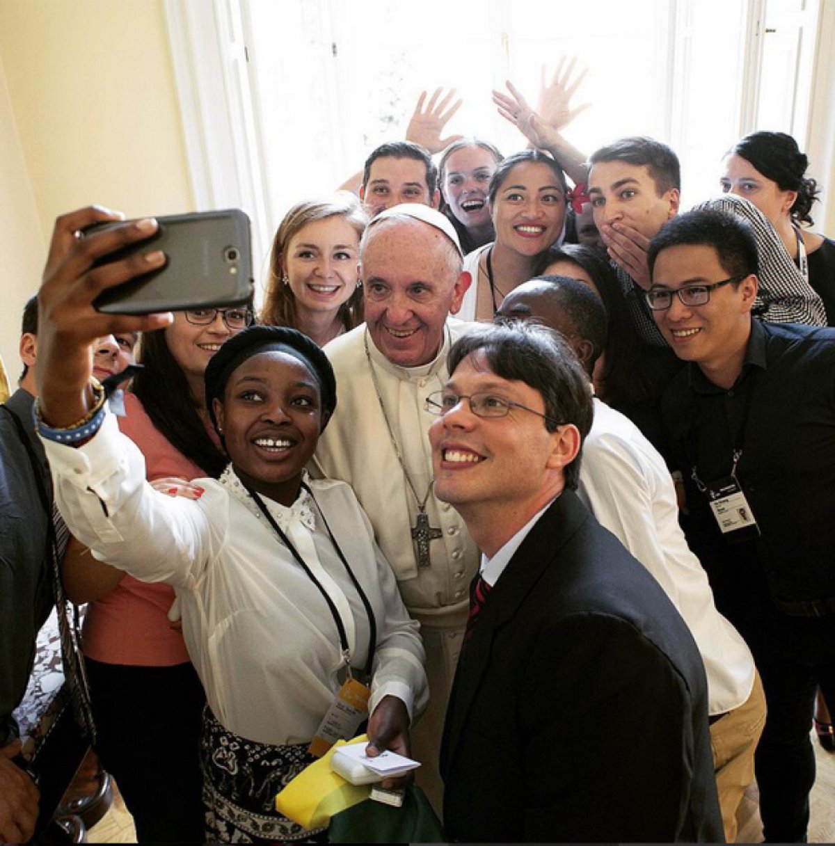 El Papa Francisco tampoco escapa a las selfies
