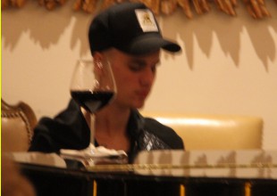 Justin Bieber tocó por sorpresa en un bar