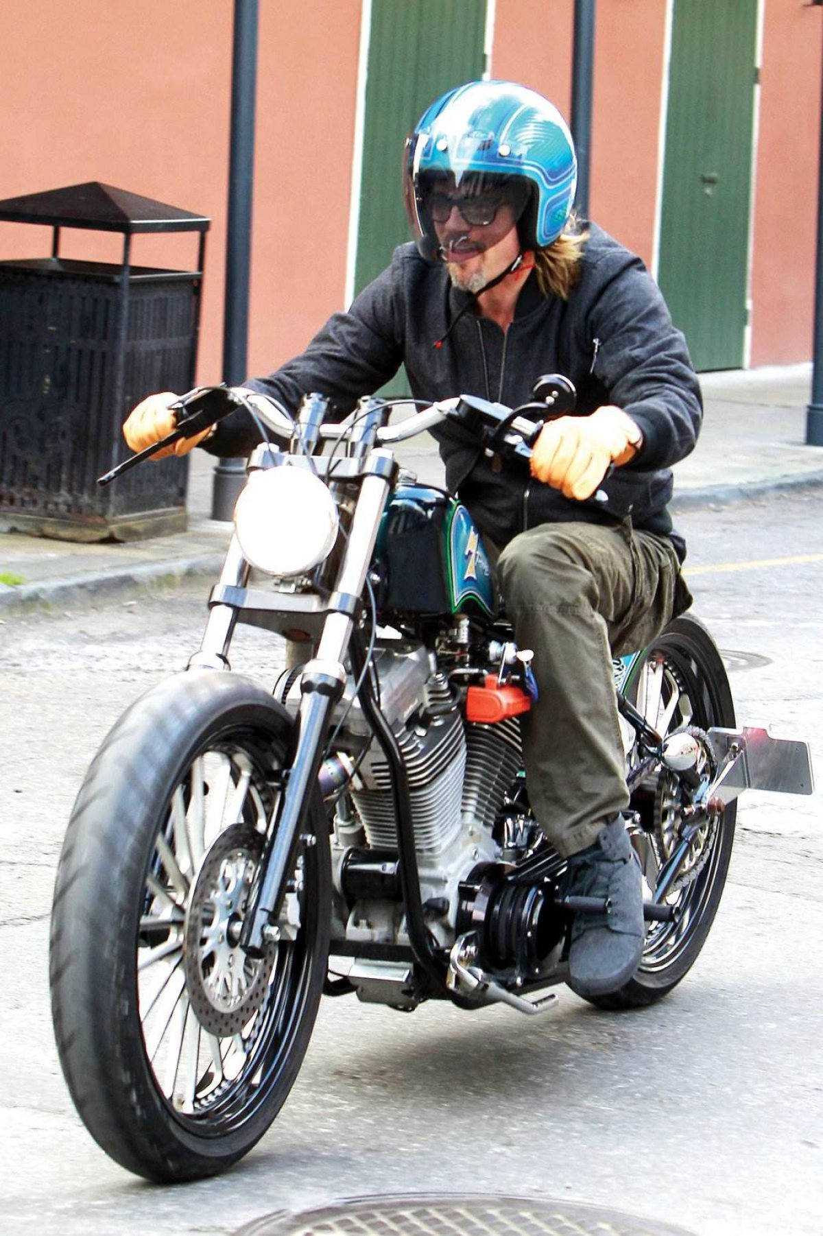Brad Pitt colecciona motos, tiene unas 15!