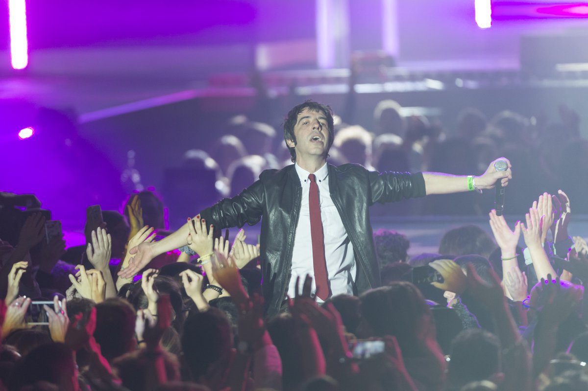 El cantante de Sidonie no dudó en lanzarse al público durante su presentación en vivo