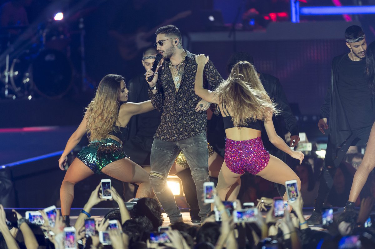 Maluma arriba del escenario!