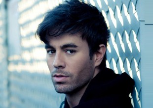 Enrique Iglesias rompe en llanto durante concierto