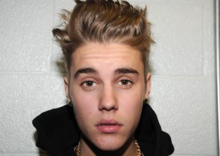 Justin Bieber muy cerca de una modelo
