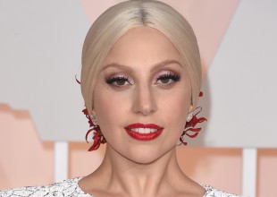 Lady Gaga se besa apasionadamente con Bradley Cooper