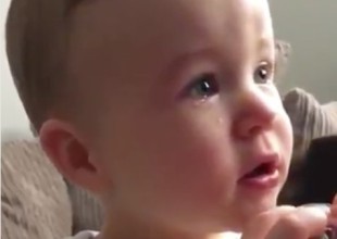 El bebé que no para de llorar cuando escucha esta canción