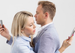 Le dieron el divorcio porque su pareja no le contestaba los WhatsApp