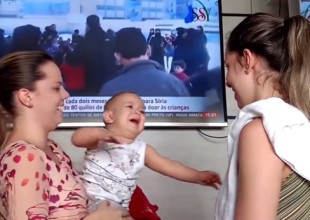 La divertida reacción de un bebé al ver a su mamá y a su gemela