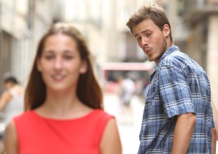 Esta es la historia del famoso meme del “Novio Distraído”