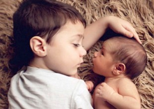 Un estudio dice que los hermanos menores son más graciosos