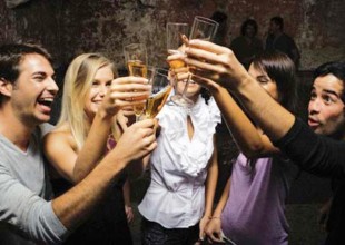 Según un estudio, salir a tomar cerveza después del trabajo hace bien a la salud