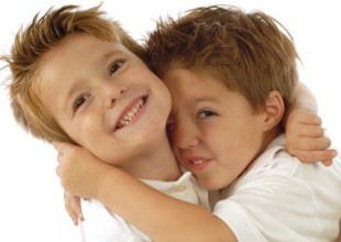 Según un estudio, tener hermanos nos hace más felices
