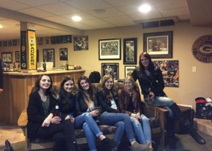 ¿Cuáles son las piernas de la chica del medio?